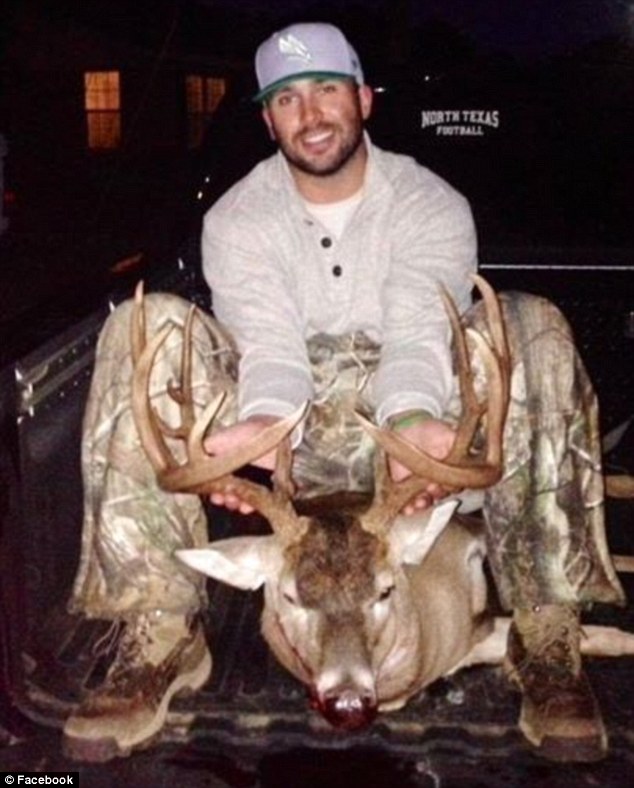 美国女大学生在非洲南部大肆猎杀野生动物并把合照上传社交网站“脸谱”遭谴责