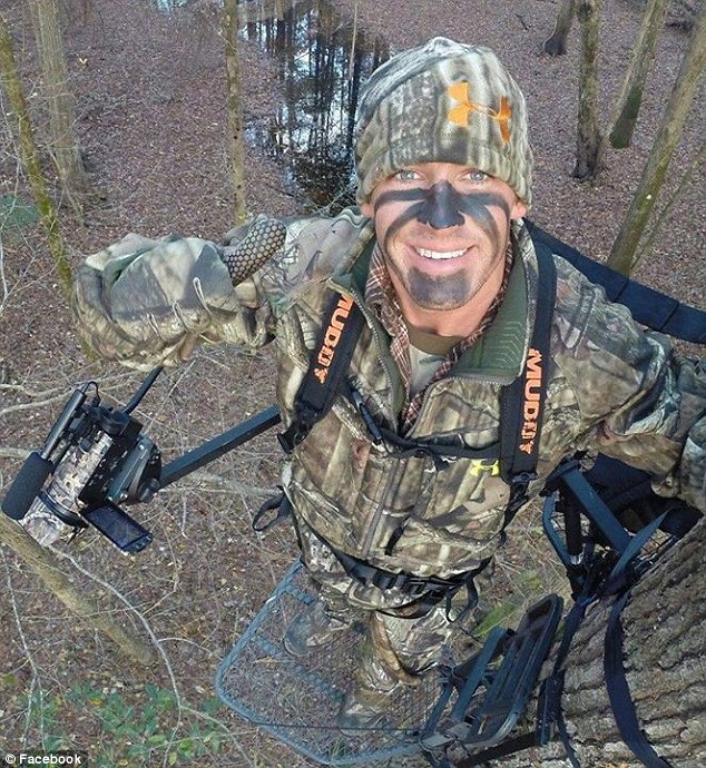 美国女大学生在非洲南部大肆猎杀野生动物并把合照上传社交网站“脸谱”遭谴责