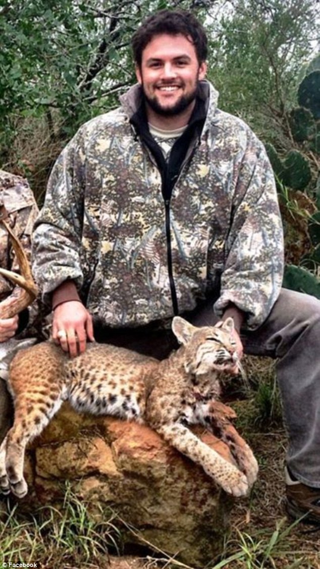 美国女大学生在非洲南部大肆猎杀野生动物并把合照上传社交网站“脸谱”遭谴责