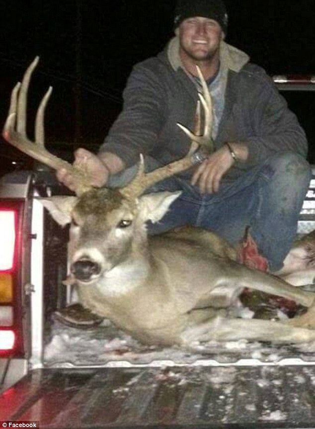 美国女大学生在非洲南部大肆猎杀野生动物并把合照上传社交网站“脸谱”遭谴责