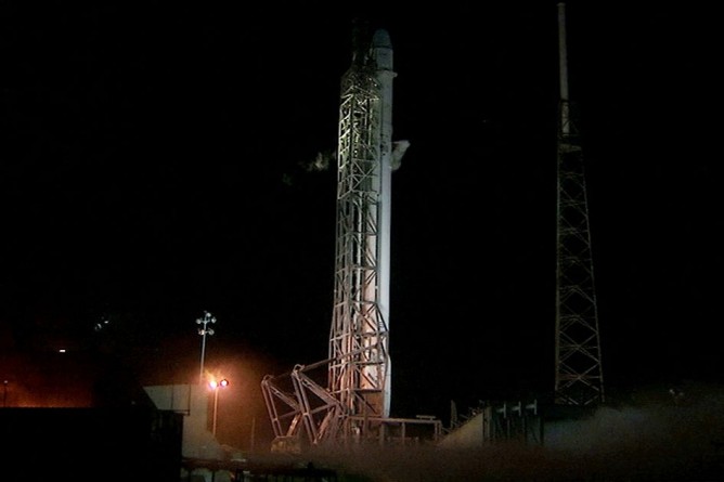 ҵSpaceX״ηһöɻջ