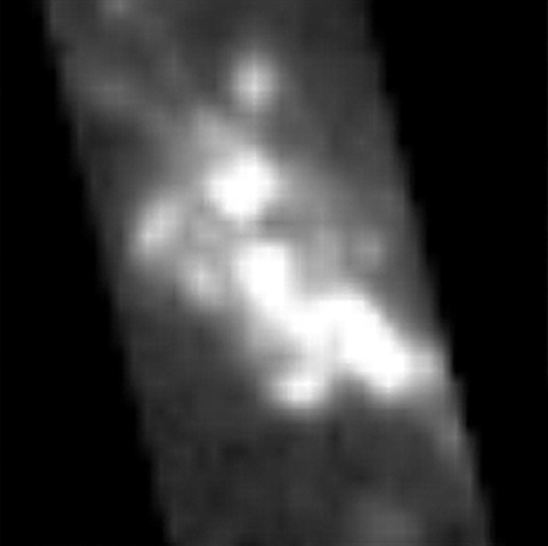 这是铁离子辐射波段(4659埃)波长上进行的观测结果,使用哈勃空间望远镜上安装的“空间望远镜成像光谱仪”(STIS)获取,时间是在2010年至2014年之间。2