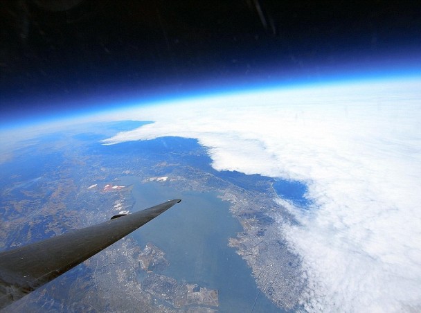 从7万呎高空拍摄,与云层的距离比与陆地更近。