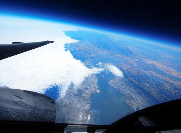 机程仅仅两小时,在美国三藩市上空飞行。