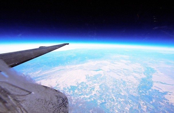 地上的田野一块块砌好