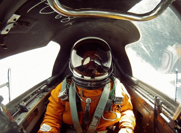 迈克尔在侦察机内不忘自拍