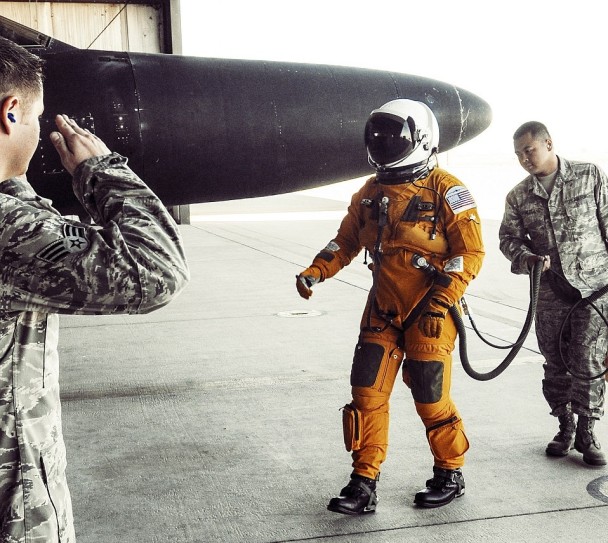 迈克尔穿上大量装备才能登机,不比太空人容易。