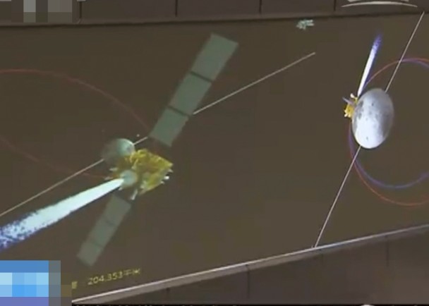 在北京航天飞行控制中心科技人员精确控制下,飞行试验器服务舱成功实施近月制动。