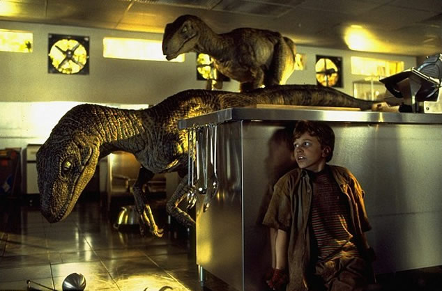 驰龙科成员还包括伶盗龙,它的另一个名字是迅猛龙,因为斯皮尔伯格的电影《侏罗纪公园》而变得家喻户晓。