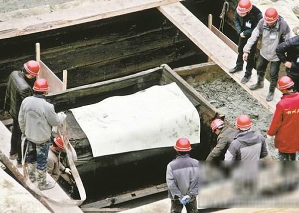 湖北荆州望山桥楚墓主棺出土一张2000年前的丝绵被