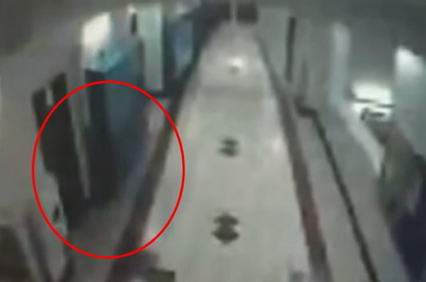 美国爱达荷州一高中监控录到灵异现象:神秘黑影在一处门口飘出徘徊