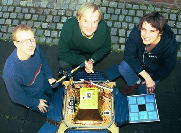 ����Ȯ-2��̽��������ǰϦ��Ӣ���������š��۵��ֶӡ���ԱDave Rowntree(��)��Alex James(��)����֡����ָ�ʿ(�м�)��һ���۵��ֶӴ�