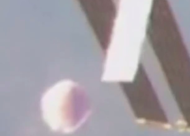 有网民猜测是太空站是人类与外星人会面地点