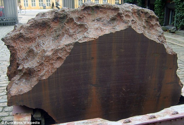 这是另一块被称作“男人”的陨星碎块一部分,现在被放置在丹麦哥本哈根的地质学博物馆门口。古代的格陵兰岛居民从这样的陨星中获得铁料。