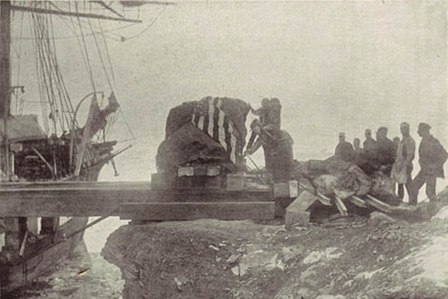 历史照片:极地探险家们正在将陨铁“Ahighito”装船,准备运往美国自然历史博物馆。
