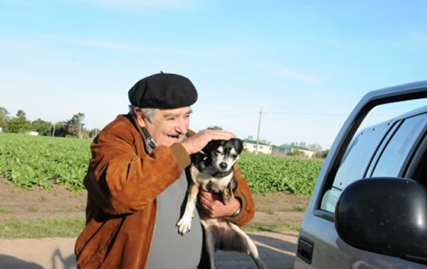 穆希卡和他心爱的三脚狗Manuela。