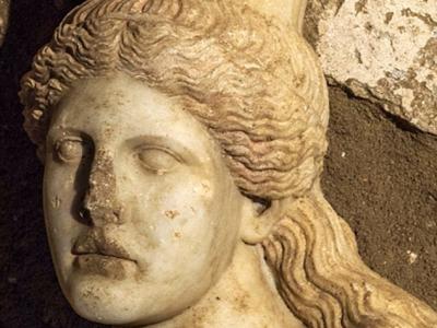 ϣ���·��ֵĹ�Ĺ�п���������ɽ����ĸ�ӵ����֮��