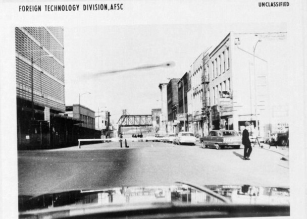 摄于内布拉斯加州的一张照片中,可见有一物体倾斜向上。