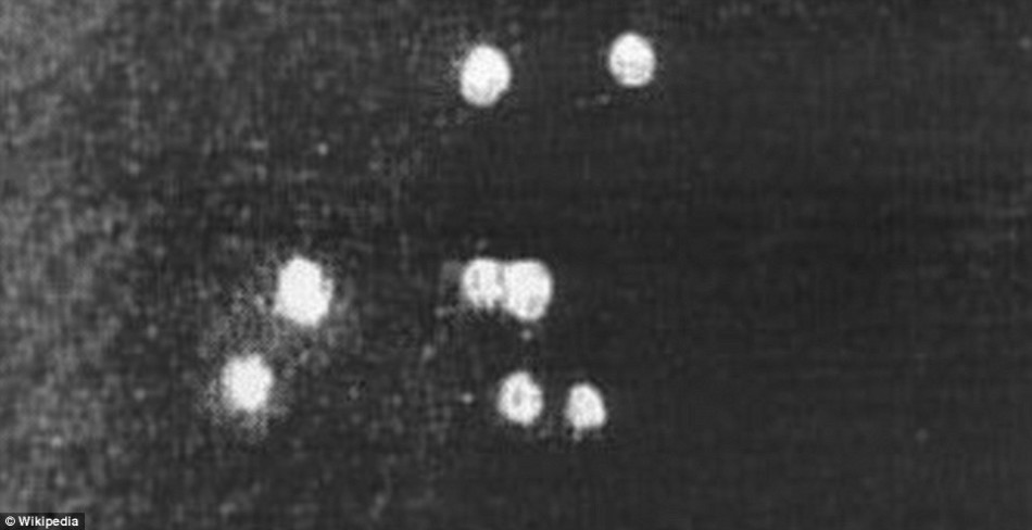 1947��6��24�գ�ǰ��������Ա����˼-��ŵ���������ɽ�Ͽշ���9��UFO��������֪������ִ�UFOĿ�����棬ʹ�á��ɵ���һ�ʸ����֪�����������Դ��²���Ũ��