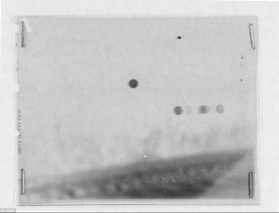 1949������˹���������UFO��Ƭ��UFO�����ֲ���������-��ɭ�ڽ���Ӣ��ý��ɷ�ʱ��ʾ����ҵ�������Ա���д���������Ҫȥ������UFOĿ���¼��õ�һ��������