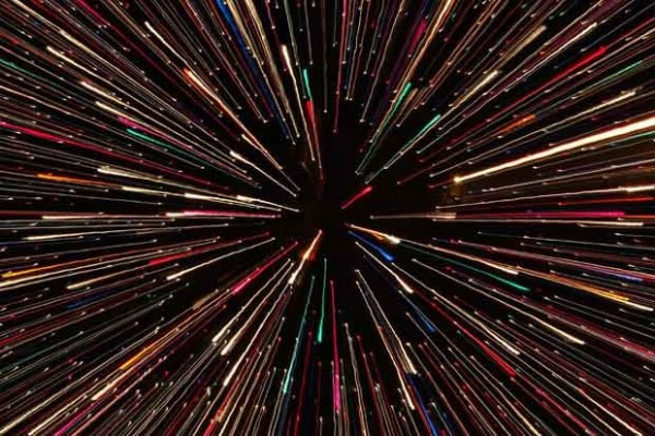 科学家通过特别设计的隔层,改变光子形状,令光子移动速度比光速慢。