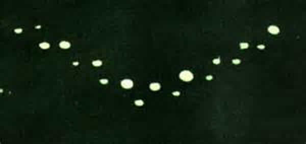 图中显示的就是1951年的卢博克市灯事件,天空中出现神秘的灯光,并呈现规则的飞行队伍。