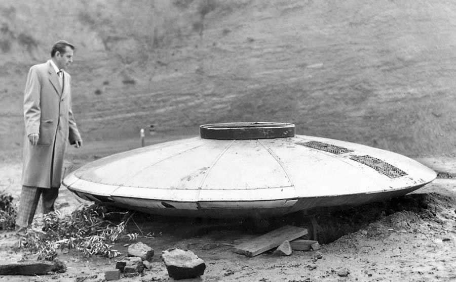 1957年有人在好莱坞附近的山上发现了一个碟状飞行物残骸,航空作家发现里面缺乏引擎和操控系统“After a careful inspection, Times