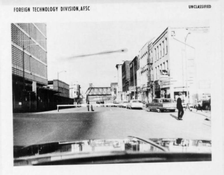 这种照片拍摄于1965年4月15日,位于内布拉斯加州奥马哈,一个不明飞行物划过了天空,并留下长长的尾迹。研究人员认为一些不明飞行物可能是美军飞行器,也有些是云层