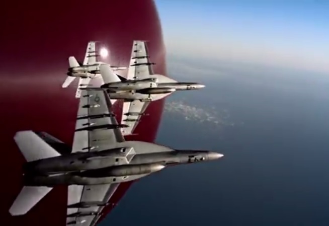 战机飞行一幕的背后,出现红色巨型球体。