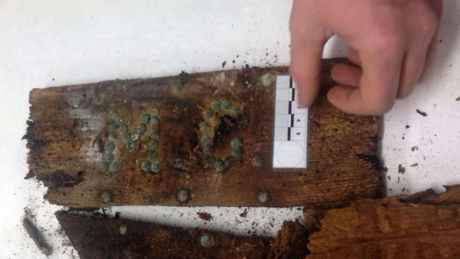 棺木上用铆钉制成的“M.C ” 字样