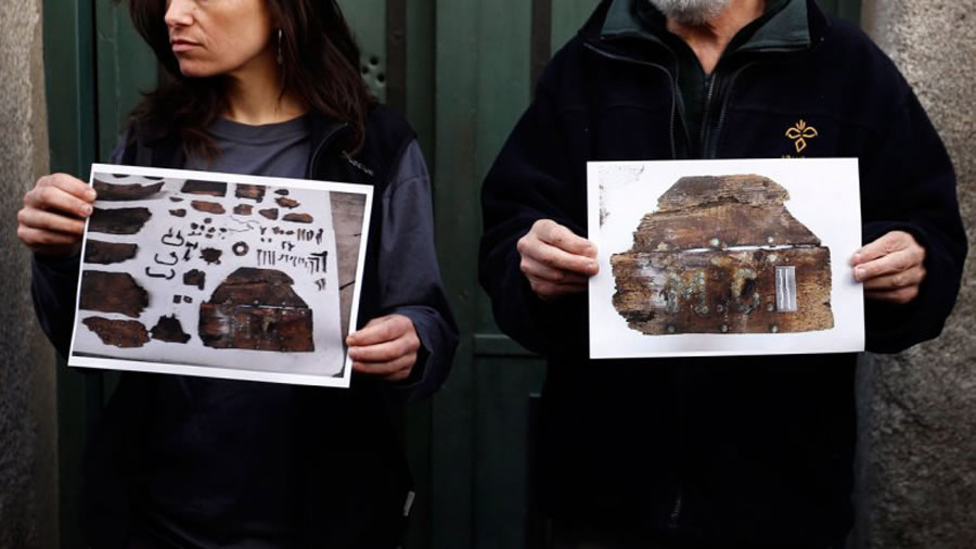 研究人员找到一些木屑、石头和散碎的人骨