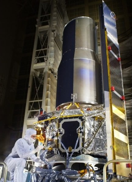 天文爱好者在NASA太空望远镜拍下的数万张银河系照片中发现逾900个神秘黄色球