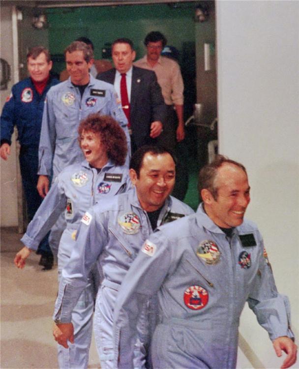 1986127շǰһ죬7սߺšԱ֡