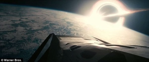 一些科学家认为现在出手逆转气候变化为时已晚,地球变成一个不适于居住的星球只是一个时间问题。最近的热门大片《星际穿越》提出了一个设想,我们可能在将来不得不逃离濒死