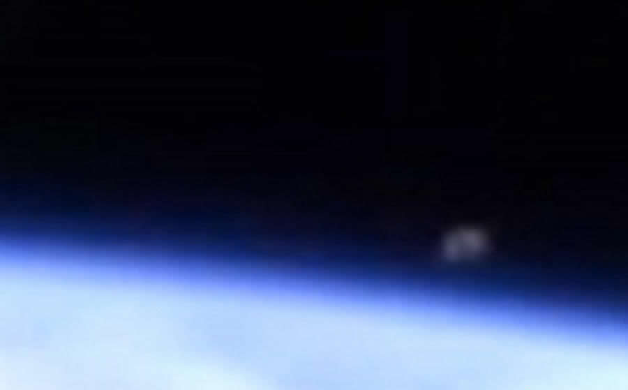 这个神秘的物体出现在地平线上,随着国际空间站在轨移动,该物体逐渐从地平线上露出,不明飞行物观察家Toby Lundh认为这是一个抵达地球附近的飞碟,在空间站外停