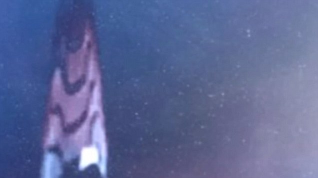 对于“外星猎手”而言,这些举动都逃不过他们的眼睛,进一步的分析显示,这个不明飞行物类似三角状的外观,不像是圆盘形的物体。