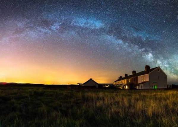 �ڰ����صľ�ͷ�£������ǿ�һ���޼ʡ�