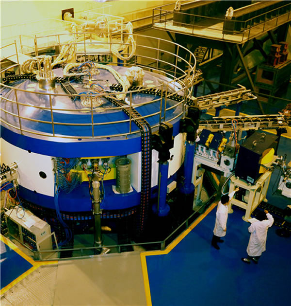 能量最高质子回旋加速器首次出束