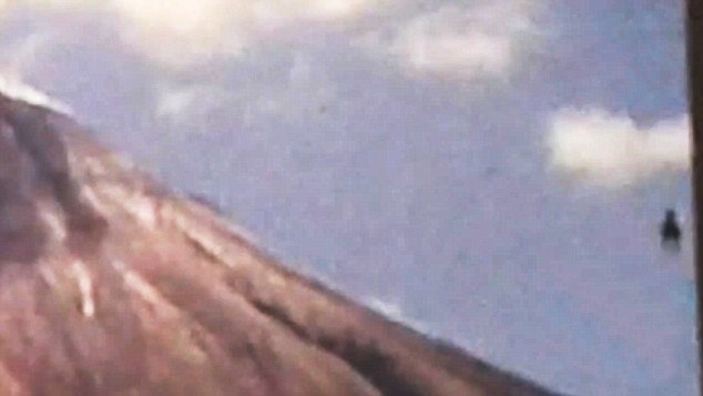 墨西哥科利马火山喷发,空中突然出现黑色“马型”不明飞行物