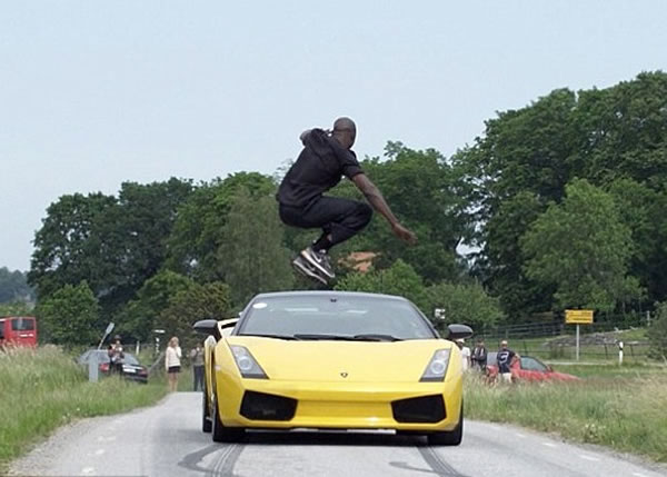 戈比塔卡跳过林宝车顶,成功避开。