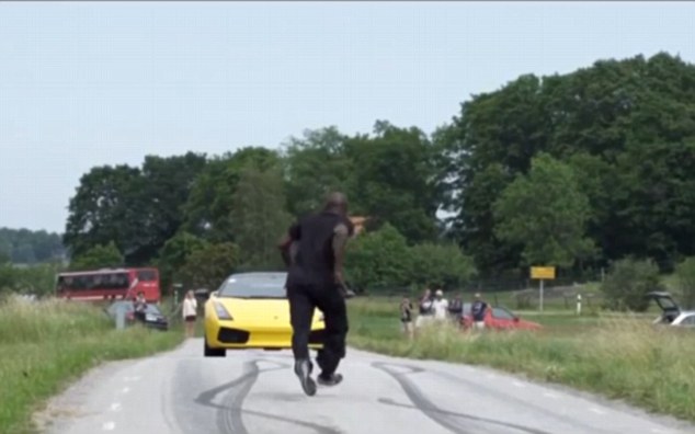 面对林宝坚尼高速驶近,戈比塔卡开始助跑。