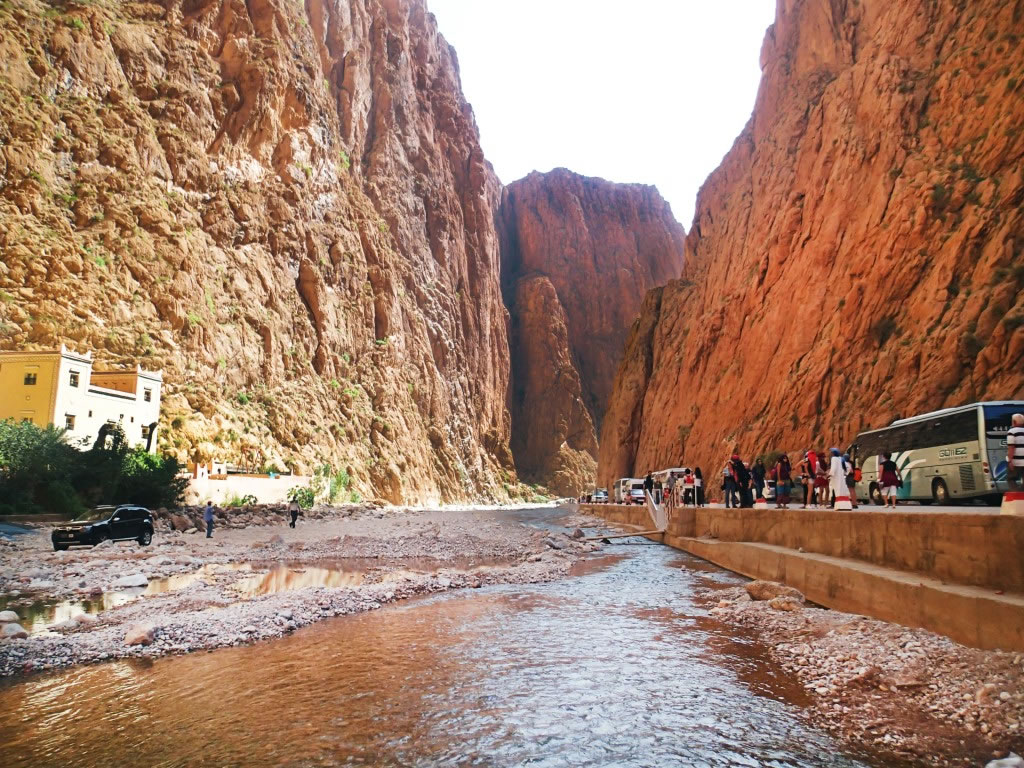 图加河千年绵延切穿阿特拉斯山脉,形成了今日的图加峡谷,清澈溪水流经山谷,两旁岩壁高耸入天,壮阔景致足以媲美美国大峡谷。穿越峡谷进入西撒哈拉沙漠,非洲原始地形样貌