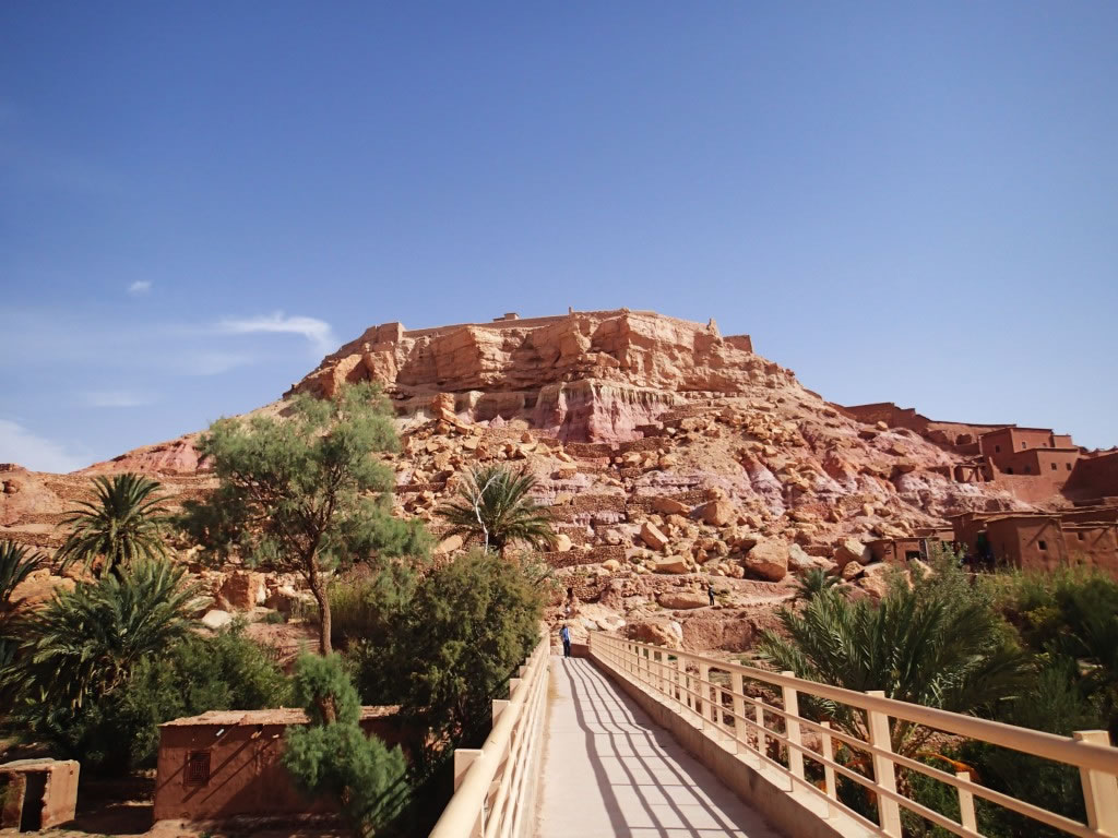 坐落于南部的埃‧班哈杜岩城可满足电影爱好者走入戏中的愿望,红土泥砖砌成的塔楼,如同幼时玩沙在海边亲手堆叠的碉堡,独特的建筑外观深受电影导演喜爱,《阿