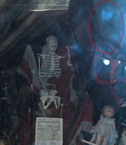 迪克森称在一幢旧房子拍刊灵异发光体。