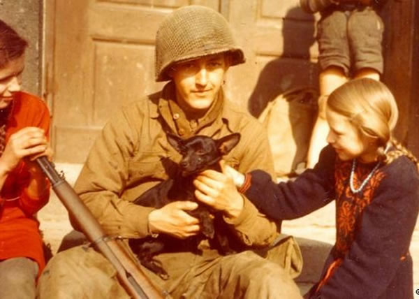 新书指德国妇女因被占领区盟军强奸诞下的子女,被视为孽种。图为在占领区的美军与小童。