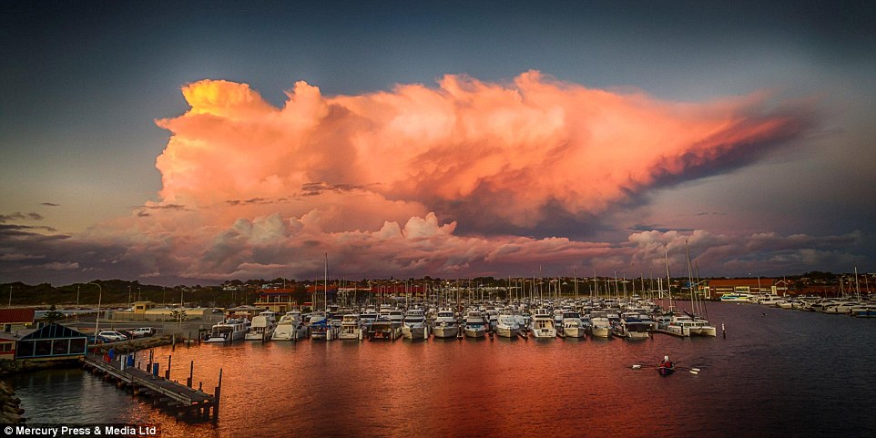 风暴追逐者在澳大利亚珀斯附近捕捉到一组令人惊叹的闪电照片