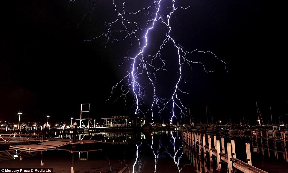 风暴追逐者在澳大利亚珀斯附近捕捉到一组令人惊叹的闪电照片