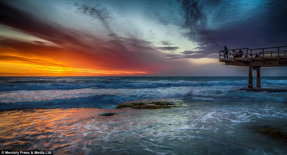 风暴追逐者在澳大利亚珀斯附近捕捉到一组令人惊叹的闪电照片