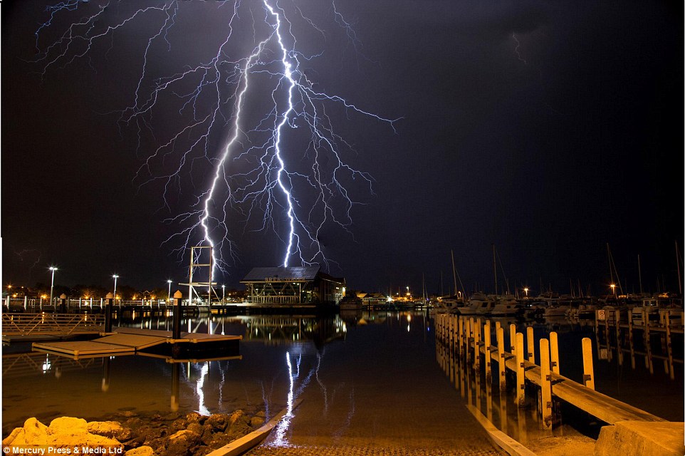 风暴追逐者在澳大利亚珀斯附近捕捉到一组令人惊叹的闪电照片