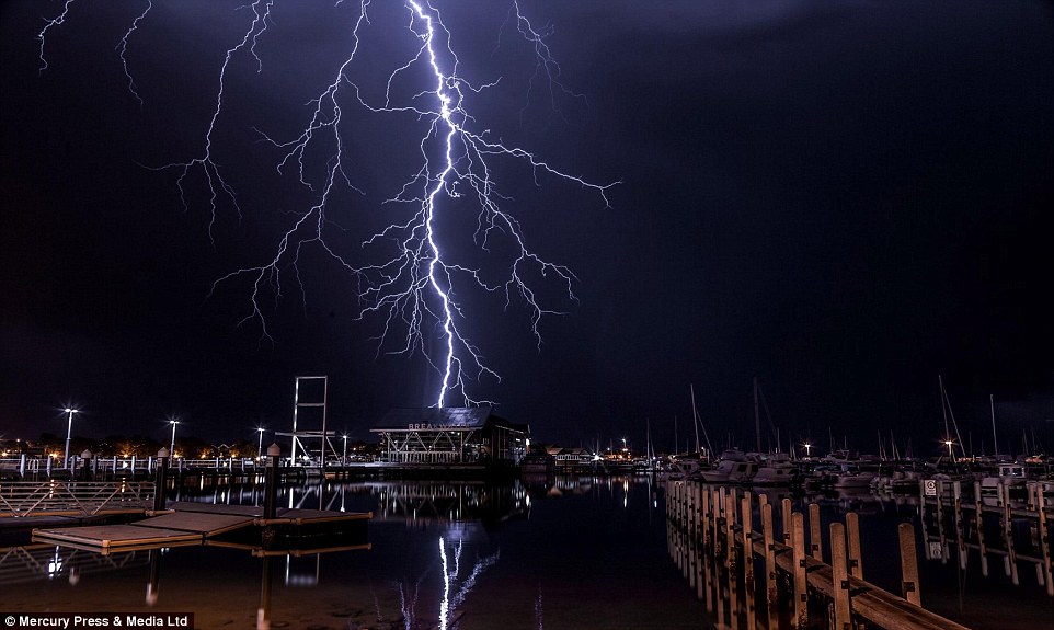 风暴追逐者在澳大利亚珀斯附近捕捉到一组令人惊叹的闪电照片
